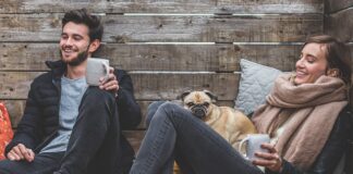 Co oznacza gdy facet trzyma ręce w kieszeni?