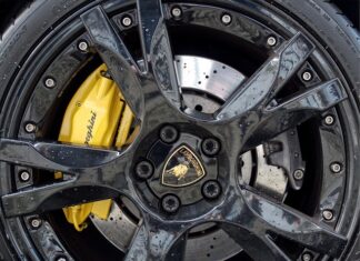 Czy hamulce odpowietrza się na włączonym silniku?