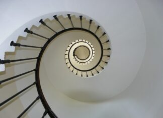 Jakiego biegu należy używać podczas długiego stromego zjazdu?